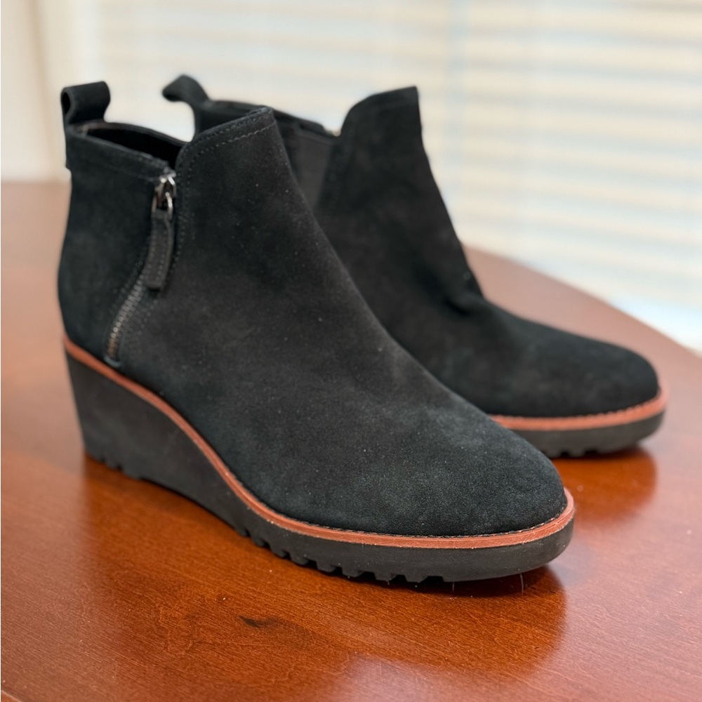 NWOT - Sanctuary Evolve Suede Wedge Booties in Black - Size 7
